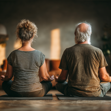 Група літніх людей виконує вправи йоги